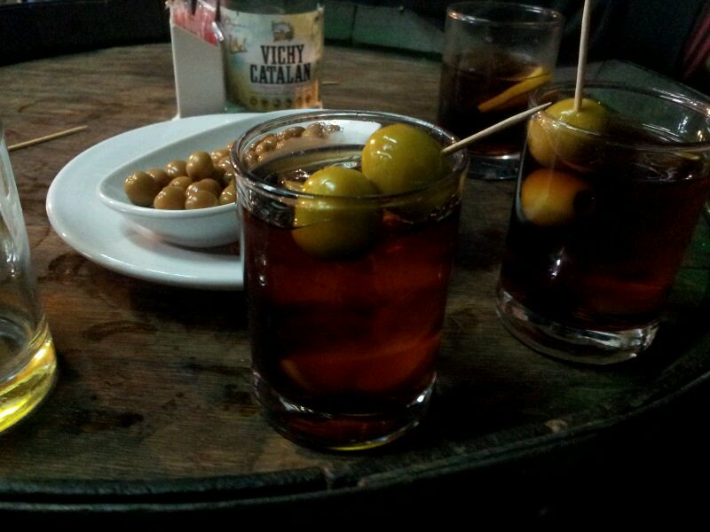 ein Tisch in einer Bar mit zwei traditionellen servierten Wermut, jedes Glas hat einen Zahnstocher mit zwei Oliven